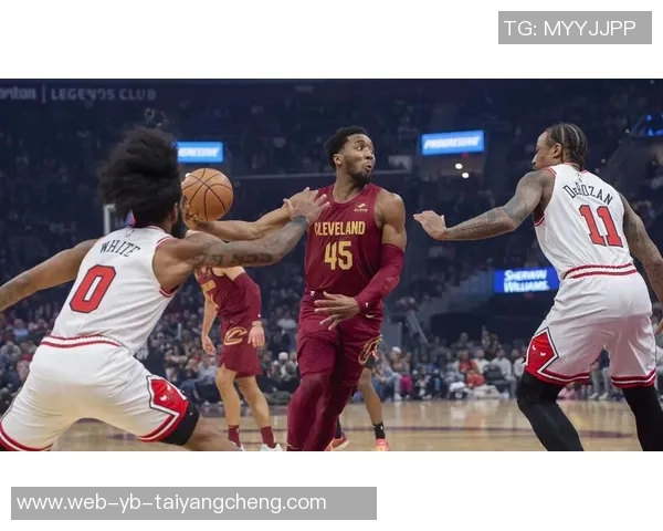 老队友重聚骑士公牛赛前米切尔阿伦与奥科罗亲切交流回忆往昔